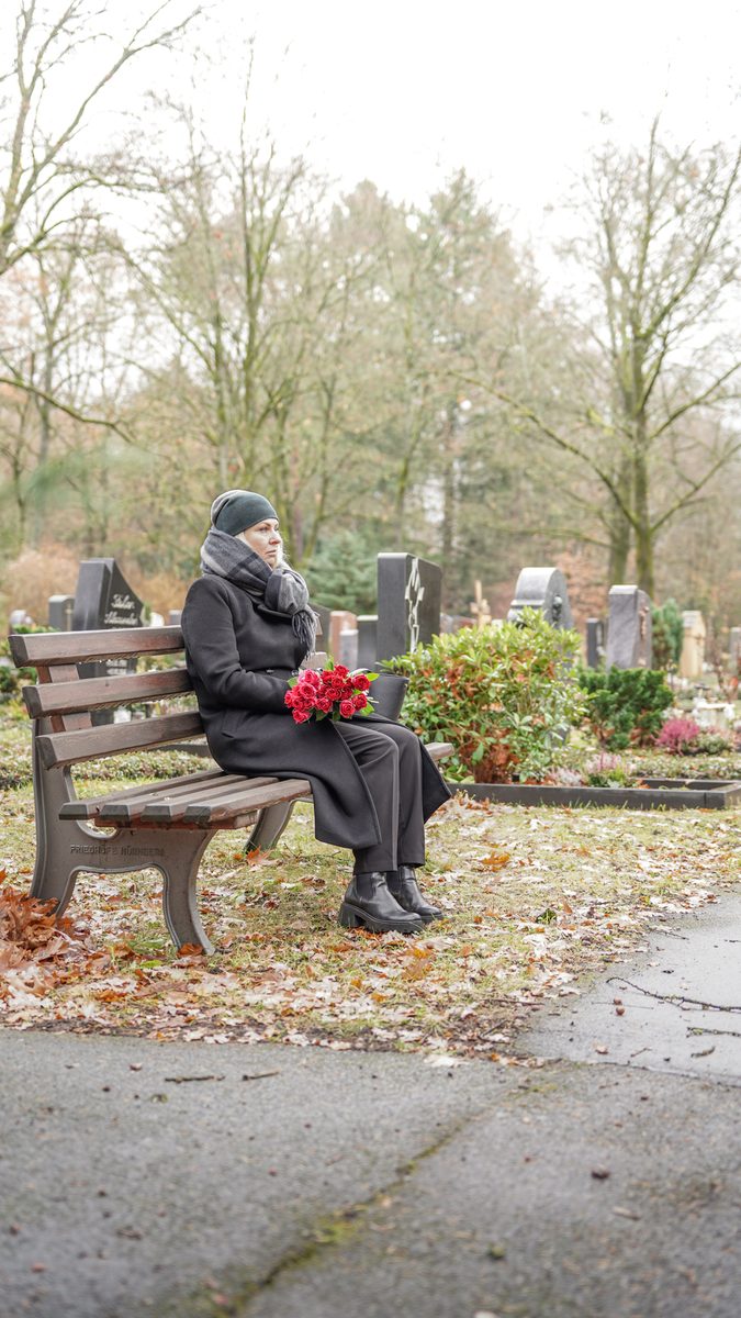 Friedhof mit Grabsteinen im Sonnenlicht